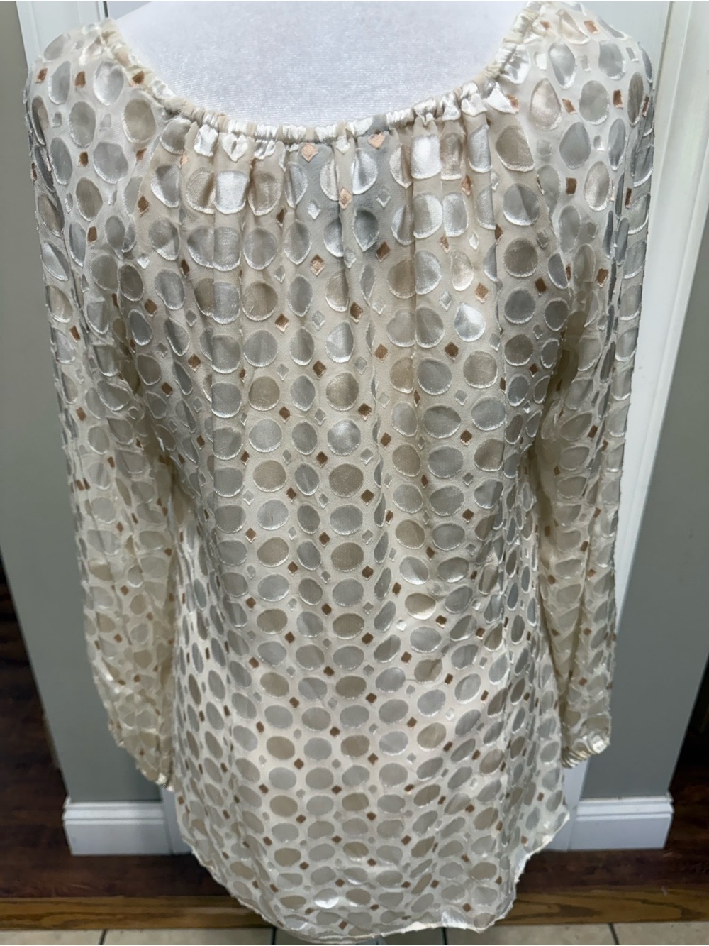 White House Black Market Ivory Sheer Boho Blouse Size S Textured Dot Tie Neck - Picture 6 of 15